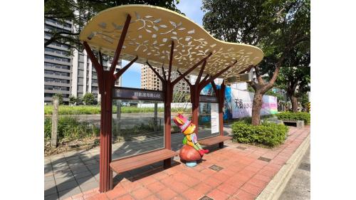 &nbsp;濱海義山站編號為V08，位於濱海路二段上，此站為淡海輕軌線由高架段轉至地面段，為綠山線之過渡帶。濱海義山站為地面段車站，為一島式月台無閘門式車站，設有兩處幾米公共藝術作品。