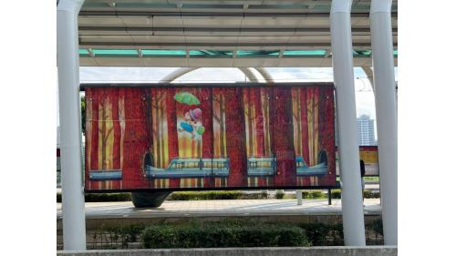 &nbsp;濱海義山站編號為V08，位於濱海路二段上，此站為淡海輕軌線由高架段轉至地面段，為綠山線之過渡帶。濱海義山站為地面段車站，為一島式月台無閘門式車站，設有兩處幾米公共藝術作品。