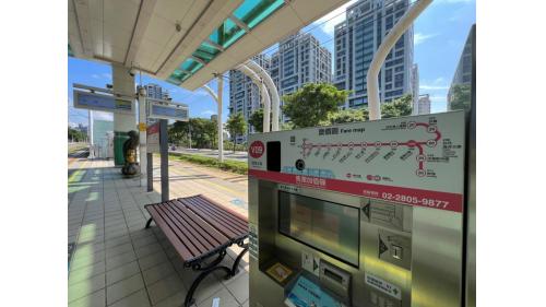 &nbsp;濱海沙崙站編號為V09，位於濱海路二段上。本站為藍海線與綠山線之路線交會車站。濱海沙崙站為地面段車站，為一島式月台無閘門式車站，設有兩處幾米公共藝術作品。