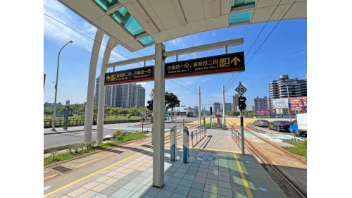 &nbsp;濱海沙崙站編號為V09，位於濱海路二段上。本站為藍海線與綠山線之路線交會車站。濱海沙崙站為地面段車站，為一島式月台無閘門式車站，設有兩處幾米公共藝術作品。