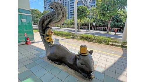 &nbsp;濱海沙崙站為地面段車站，為一島式月台無閘門式車站，設有兩處幾米公共藝術作品。