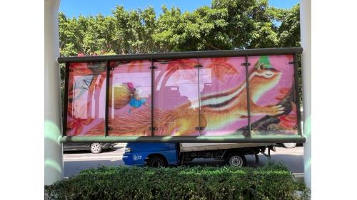 &nbsp;濱海沙崙站為地面段車站，為一島式月台無閘門式車站，設有兩處幾米公共藝術作品。