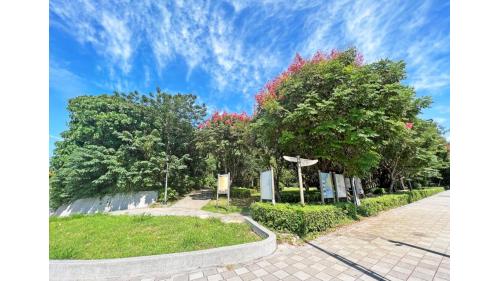 &nbsp;濱海沙崙站編號為V09，位於濱海路二段上。本站為藍海線與綠山線之路線交會車站。車站附近有公七簡易自然公園及淡水大庄福德廟府。