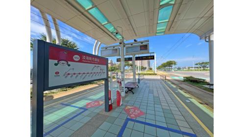 &nbsp;淡海新市鎮站編號為V10，位於沙崙路二段上。車站附近有淡海國小及公23號公園。淡海新市鎮站為地面段車站，為一島式月台無閘門式車站，設有兩處幾米公共藝術作品。