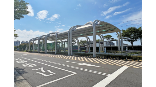 &nbsp;淡海新市鎮站編號為V10，位於沙崙路二段上。車站附近有淡海國小及公23號公園。淡海新市鎮站為地面段車站，為一島式月台無閘門式車站，設有兩處幾米公共藝術作品。