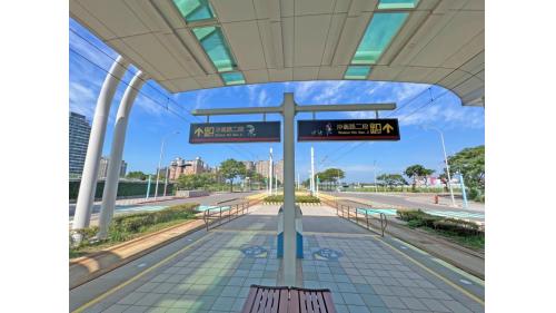 &nbsp;淡海新市鎮站編號為V10，位於沙崙路二段上。車站附近有淡海國小及公23號公園。淡海新市鎮站為地面段車站，為一島式月台無閘門式車站，設有兩處幾米公共藝術作品。