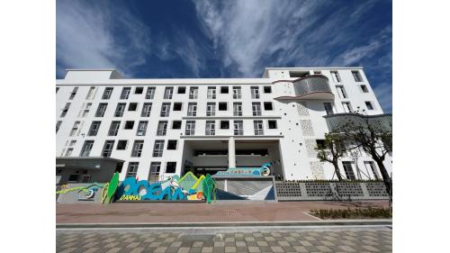 &nbsp;淡海新市鎮站編號為V10，位於沙崙路二段上。車站附近有淡海國小及公23號公園。