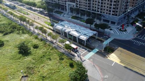 &nbsp;崁頂站編號為V11，位於沙崙路二段上，本站為淡海輕軌綠山線之端點站。