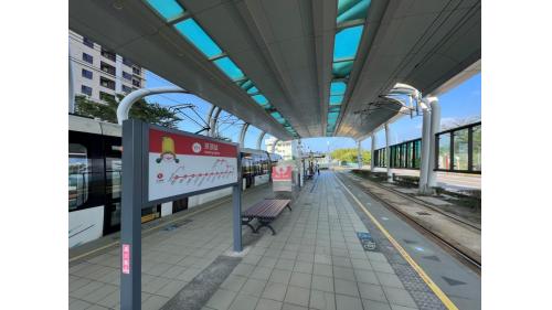 &nbsp;崁頂站編號為V11，位於沙崙路二段上，本站為淡海輕軌綠山線之端點站。淡海新市鎮站為地面段車站，為一島式月台無閘門式車站，設有兩處幾米公共藝術作品。