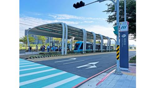 &nbsp;崁頂站編號為V11，位於沙崙路二段上，本站為淡海輕軌綠山線之端點站。淡海新市鎮站為地面段車站，為一島式月台無閘門式車站，設有兩處幾米公共藝術作品。