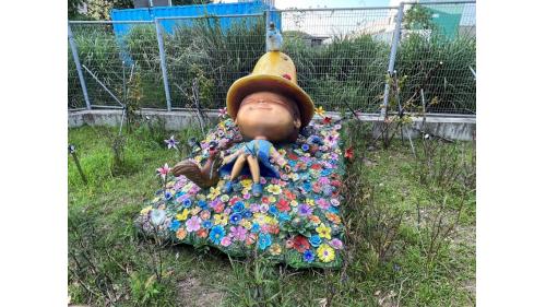 &nbsp;崁頂站編號為V11，位於沙崙路二段上，本站為淡海輕軌綠山線之端點站。淡海新市鎮站為地面段車站，為一島式月台無閘門式車站，設有兩處幾米公共藝術作品。