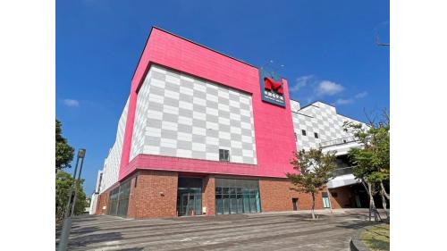 &nbsp;崁頂站編號為V11，位於沙崙路二段上，本站為淡海輕軌綠山線之端點站。車站旁設有美麗新廣場及美麗新淡海影城，為民眾假日逛街娛樂去處，此外淡海輕軌機廠也位於本站附近。