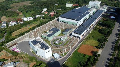 &nbsp;淡海機廠位於新市六路一段上崁頂站旁，為一座五級修護廠，於2020年全面啟用，面積約4.95公頃，可容納16列車，提供淡海輕軌調度、維修、駐車及測試使用。