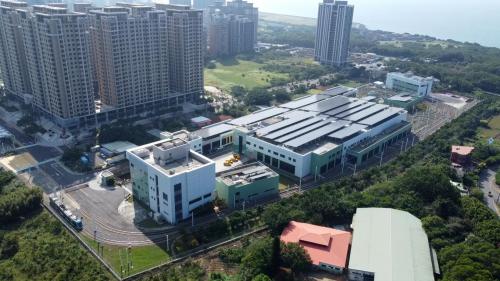 &nbsp;淡海機廠位於新市六路一段上崁頂站旁，為一座五級修護廠，於2020年全面啟用，面積約4.95公頃，可容納16列車，提供淡海輕軌調度、維修、駐車及測試使用。