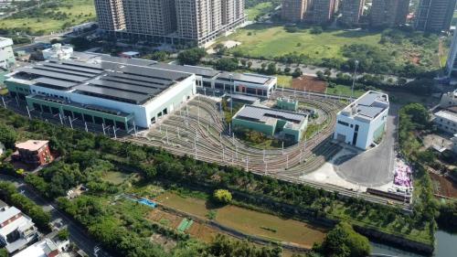 &nbsp;淡海機廠位於新市六路一段上崁頂站旁，為一座五級修護廠，於2020年全面啟用，面積約4.95公頃，可容納16列車，提供淡海輕軌調度、維修、駐車及測試使用。