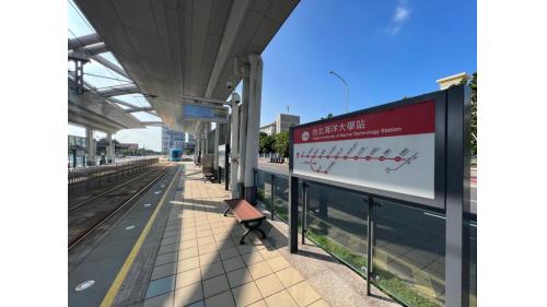 &nbsp;台北海洋大學站編號為V28，位於濱海路三段上。台北海洋科技大學站為地面段車站，為兩座側式月台無閘門式車站，也是淡海輕軌目前唯一平面側式月台車站。