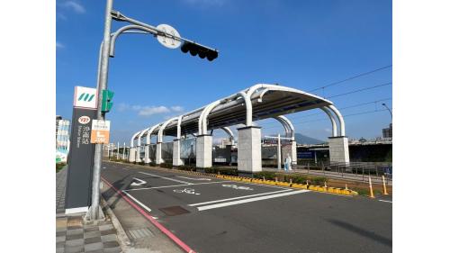 &nbsp;沙崙站編號為V27，位於淡海路上。車站附近有沙崙海灘及綠野馬術文創園區。