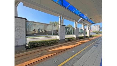 &nbsp;沙崙站編號為V27，位於淡海路上。沙崙站為地面段車站，為一島式月台無閘門式車站，站內設有清法戰爭帷幕畫作之公共藝術。