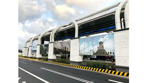 &nbsp;沙崙站編號為V27，位於淡海路上。沙崙站為地面段車站，為一島式月台無閘門式車站，站內設有清法戰爭帷幕畫作之公共藝術。【圖/輕軌沙崙站柱體及清法戰爭的帷幕畫作】