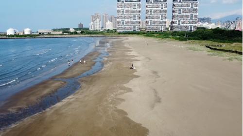 &nbsp;沙崙站編號為V27，位於淡海路上。車站附近有沙崙海灘及綠野馬術文創園區。