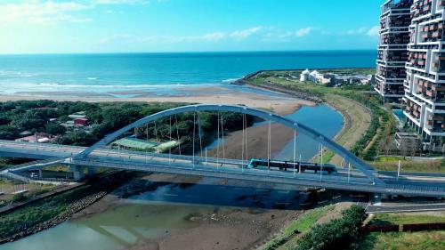 &nbsp;沙崙站編號為V27，位於淡海路上。車站附近有沙崙海灘及綠野馬術文創園區。