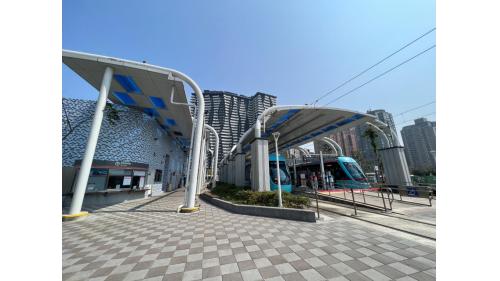 &nbsp;淡水漁人碼頭站為地面段車站，為一島式月台無閘門式車站，出入口處設有詢問處及洗手間。
