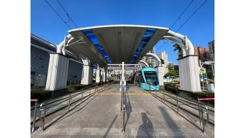 &nbsp;淡水漁人碼頭站為地面段車站，為一島式月台無閘門式車站，出入口處設有詢問處及洗手間。