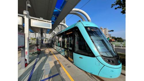 &nbsp;淡水漁人碼頭站為地面段車站，為一島式月台無閘門式車站，出入口處設有詢問處及洗手間。