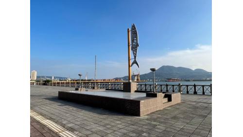 &nbsp;淡水漁人碼頭站編號為V26，位於中正路二段51巷口，本站為藍海線第一階段之端點站，車站附近設有漁人碼頭，為多功能休閒漁港，兼具漁業發展及觀光公園，吸引許多民眾前來體驗漁港風情。