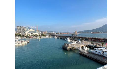 &nbsp;淡水漁人碼頭站編號為V26，位於中正路二段51巷口，本站為藍海線第一階段之端點站，車站附近設有漁人碼頭，為多功能休閒漁港，兼具漁業發展及觀光公園，吸引許多民眾前來體驗漁港風情。