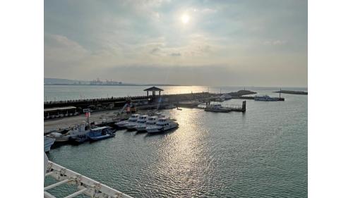&nbsp;淡水漁人碼頭站編號為V26，位於中正路二段51巷口，本站為藍海線第一階段之端點站，車站附近設有漁人碼頭，為多功能休閒漁港，兼具漁業發展及觀光公園，吸引許多民眾前來體驗漁港風情。