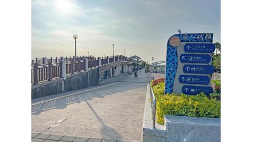 &nbsp;淡水漁人碼頭站編號為V26，位於中正路二段51巷口，本站為藍海線第一階段之端點站，車站附近設有漁人碼頭，為多功能休閒漁港，兼具漁業發展及觀光公園，吸引許多民眾前來體驗漁港風情。