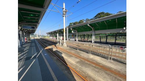 &nbsp;雙城站為地面段車站，為兩側式月台無閘門式車站，設有裝置藝術《旅途中的溫馨－奇幻森林》。