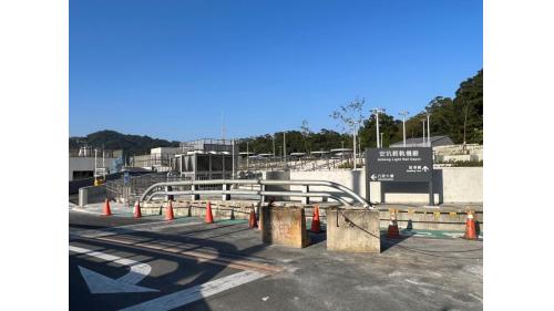 &nbsp;安坑機廠位於安泰路上雙城站附近，雙安隧道旁。於2023年啟用，為一座三級維修廠，面積約為3.5公頃，可容納18列車，提供安坑輕軌調度、維修、駐車及測試使用。