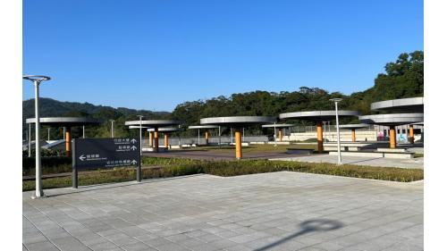 &nbsp;安坑機廠位於安泰路上雙城站附近，雙安隧道旁。於2023年啟用，為一座三級維修廠，面積約為3.5公頃，可容納18列車，提供安坑輕軌調度、維修、駐車及測試使用。