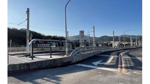 &nbsp;安坑機廠位於安泰路上雙城站附近，雙安隧道旁。於2023年啟用，為一座三級維修廠，面積約為3.5公頃，可容納18列車，提供安坑輕軌調度、維修、駐車及測試使用。