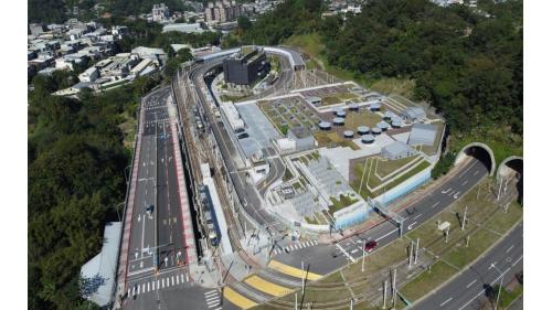 安坑機廠位於安泰路上雙城站附近，雙安隧道旁。於2023年啟用，為一座三級維修廠，面積約為3.5公頃，可容納18列車，提供安坑輕軌調度、維修、駐車及測試使用。&nbsp;