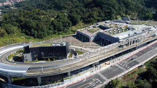 &nbsp;安坑機廠位於安泰路上雙城站附近，雙安隧道旁。於2023年啟用，為一座三級維修廠，面積約為3.5公頃，可容納18列車，提供安坑輕軌調度、維修、駐車及測試使用。