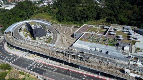 &nbsp;安坑機廠位於安泰路上雙城站附近，雙安隧道旁。於2023年啟用，為一座三級維修廠，面積約為3.5公頃，可容納18列車，提供安坑輕軌調度、維修、駐車及測試使用。