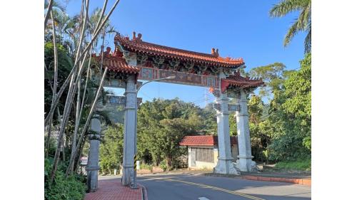 &nbsp;玫瑰中國城站編號為K02，位於安一路三段上。車站附近設有中央公園，為附近居民休閒散步好去處。