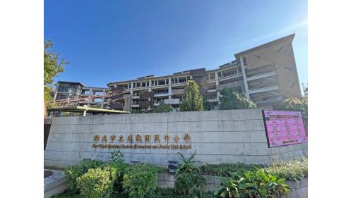 &nbsp;台北小城站編號為K03，位於安一路二段上。車站附近設有達觀國民中小學。
