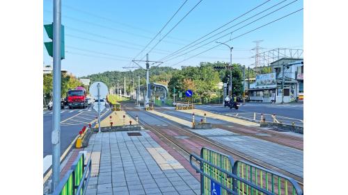 &nbsp;耕莘安坑院區站編號為K04，位於安一路二段上。車站附近有耕莘醫院安康院區。耕莘安坑院區站為地面段車站，為兩側交錯形式側式月台無閘門式車站。