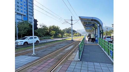 &nbsp;耕莘安坑院區站編號為K04，位於安一路二段上。車站附近有耕莘醫院安康院區。耕莘安坑院區站為地面段車站，為兩側交錯形式側式月台無閘門式車站。