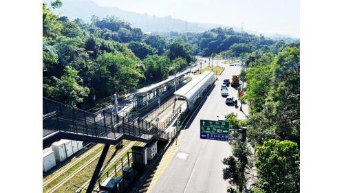 &nbsp;景文科大站為地面段車站，為兩側式月台無閘門式車站，設有裝置藝術《旅途中的停留-快樂時光》。