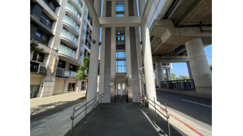 &nbsp;安康站為高架段車站，為一座島式一座側式月台的無閘門式車站，共有2座月台。