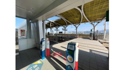 &nbsp;安康站為高架段車站，為一座島式一座側式月台的無閘門式車站，共有2座月台。