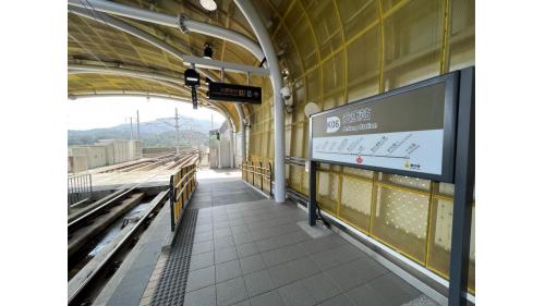 &nbsp;安康站為高架段車站，為一座島式一座側式月台的無閘門式車站，共有2座月台。
