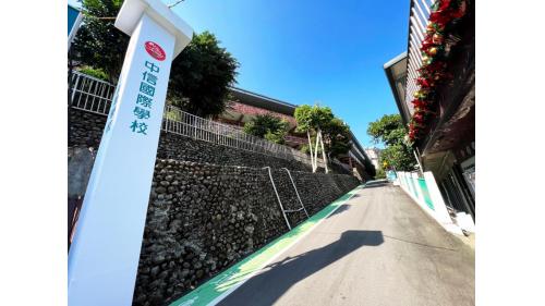 &nbsp;安康站編號為K06，位於安和路一段上，本站為地面段至高架段之漸變段。車站附近設有中信高級中等（原及人高中）。