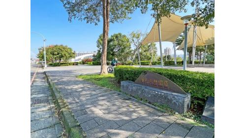 &nbsp;陽光運動公園站編號為K07，位於安和路二段上。車站附近設有陽光運動園區。