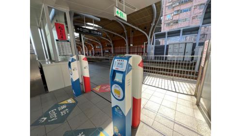 &nbsp;新和國小站編號為K08，位於安和路三段上。陽光運動公園站為高架段車站，為兩側式月台無閘門式車站。